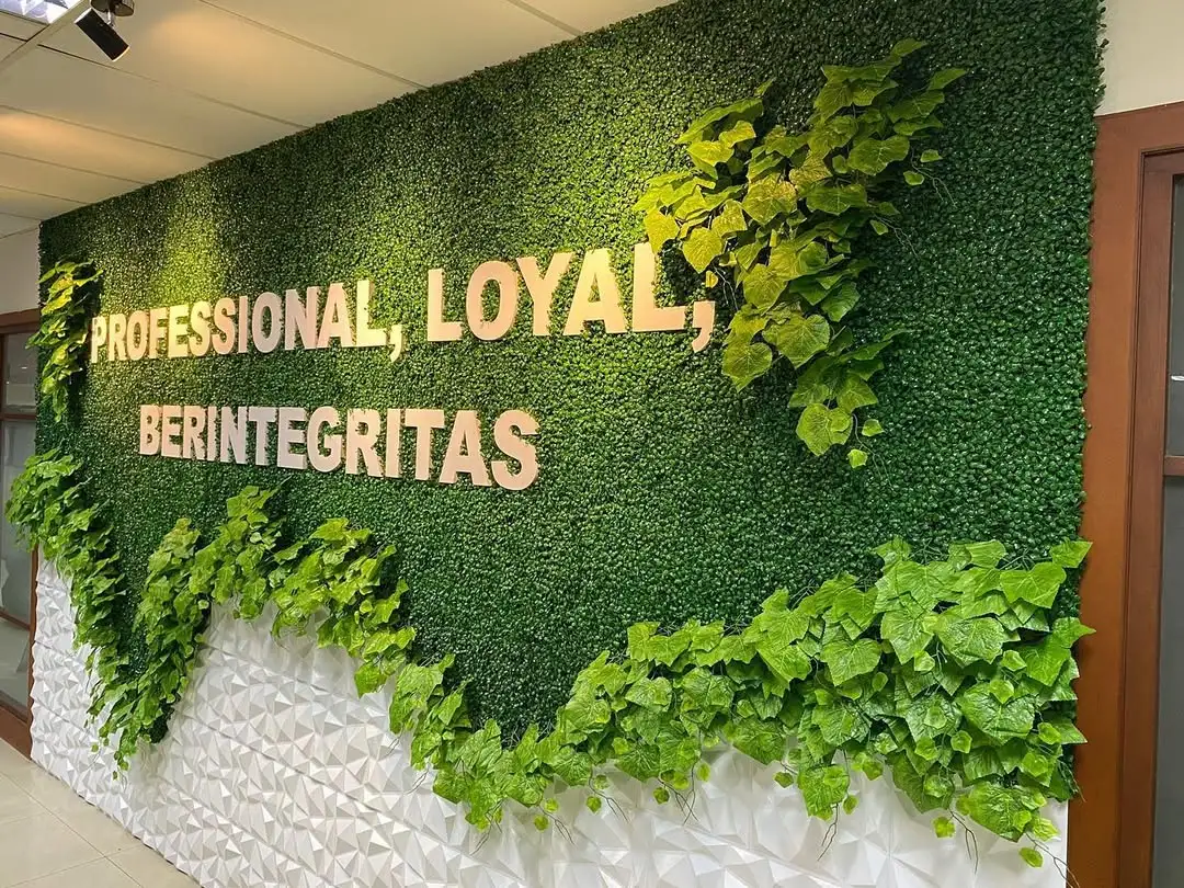 Vertical garden artificial untuk dekorasi dinding hijau indoor